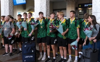 Europą užkariavę 16-mečiai grįžo namo: auksinės rinktinės treneris paaiškino triumfo priežastis
