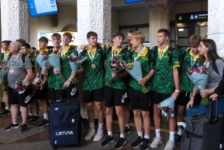 Europą užkariavę 16-mečiai grįžo namo: auksinės rinktinės treneris paaiškino triumfo priežastis