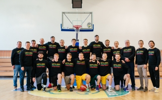 Kurtieji krepšininkai bei draugai Lavrinovičiai palaiko R.Kaukėno paramos fondos veiklą