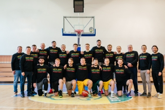 Kurtieji krepšininkai bei draugai Lavrinovičiai palaiko R.Kaukėno paramos fondos veiklą