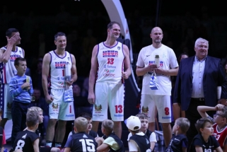 S.Štombergas, K.Kambala ir kitos praeities žvaigždės išbėgo ant parketo pagerbti Estijos krepšinio legendą
