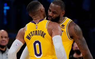 LeBrono dėjimas po aklo Westbrooko perdavimo – tarp įspūdingiausių NBA nakties momentų