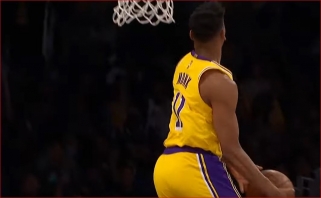 Išskirtinio grožio "Lakers" gynėjo dėjimas – įspūdingiausias NBA nakties momentas