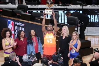 NBA "Visos žvaigždės": Bookerio tritaškiai ir Mitchello triumfas dėjimų konkurse