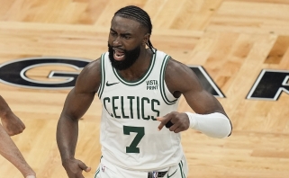 "Celtics" dramatiška pergale po pratęsimo pradėjo Rytų konferencijos finalą