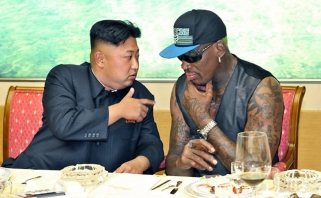 D.Rodmanas apie pirmąjį susitikimą su Kim Jong Unu: pamaniau, kad 22 tūkst. ploja man, pamojavau jiems
