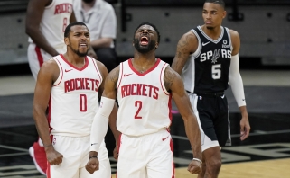 Nėra Hardeno – yra pergalė: komandiškai žaisti pradėję "Rockets" palaužė "Spurs" (rezultatai)