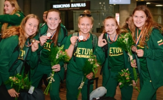 Į Lietuvą grįžusios dvidešimtmetės neslėpė džiaugsmo dėl iškovotos bronzos