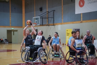 LCC tarptautinio universiteto komanda išmėgino vežimėlių krepšinį