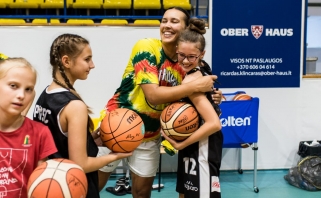 Jaunosios krepšininkės aktyviai leido laiką su moterų rinktine