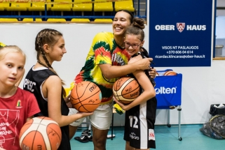 Jaunosios krepšininkės aktyviai leido laiką su moterų rinktine