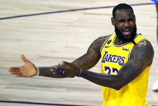 Pirmąjį mačą praleisiantis LeBronas paaiškino praėjusio sezono "Lakers" nesėkmę