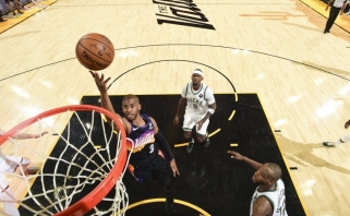 Ant parketo grįžo Giannis, bet NBA finalo kelyje į priekį išsiveržė "Suns"