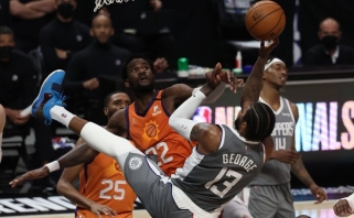 Dramatiškoje ir nerezultatyvioje dvikovoje "Suns" stumtelėjo "Clippers" prie bedugnės krašto