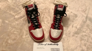 Niekad neavėta "Air Jordan 1" batų pora parduodama už milijoną