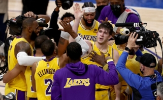 "Lakers" žvaigždyną Dalase gelbėjo naujoko metimas su sirena (rezultatai)