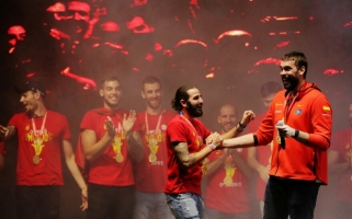 Madridas pasitiko pasaulio čempionus: Gasolis vėl gėrė alų ir turėjo prašymą sirgaliams