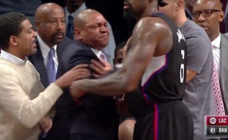 NBA rungtynėse "Clippers" treneris tiesiog pasiuto ir puolė teisėją