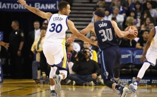 NBA: brolių Curry kaktomuša ir J.Hardeno siautulys San Antonijuje (rezultatai)