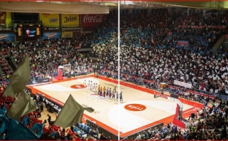 "Crvena Zvezda" gerbėjai tribūnose sūkūrė perfomansą su Rusijos ir Serbijos vėliavomis