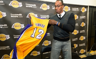 "Lakers" nusprendė: traumuotą D.Cousinsą pakeis "supermenas" D.Howardas.