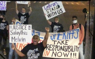 "Black Lives Matter" protestuotojai NBA burbule užblokavo autobusą su žiniasklaidos atstovais