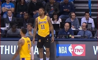 Patyręs "Lakers" puolėjas sukėlė juoką: į aikštę bandė žengti kitos spalvos šortais