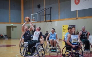 LCC tarptautinio universiteto komanda išmėgino vežimėlių krepšinį