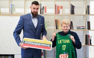 Prezidentė įteikė J.Valančiūnui ženklelį "Už saugią Lietuvą"