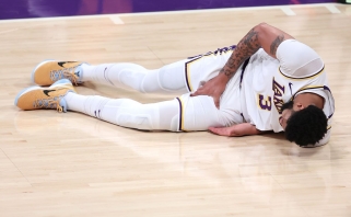 Nerimas NBA čempionų stovykloje: Davisas patyrė traumą, "Suns" išlygino serijos rezultatą