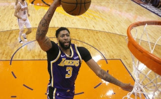 NBA: "Lakers" reabilitacija Finikse, pergalingas J.Embiido dėjimas ir rekordinis T.Youngo pasirodymas