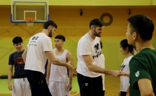 Broliai Lavrinovičiai mokė būsimus krepšinio trenerius iš Kinijos