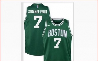 "Celtics" žvaigždė sezoną tęs ant marškinėlių užsirašęs "Keistas vaisius"