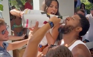 "Clippers" žvaigždė užfiksuota vkarėlyje gerianti alkoholį iš dviejų butelių vienu metu