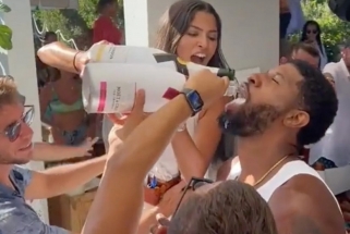 "Clippers" žvaigždė užfiksuota vkarėlyje gerianti alkoholį iš dviejų butelių vienu metu