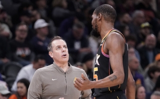Sezonu nusivylę "Suns" atleido trenerį, jį pakeisti žada NBA čempionu